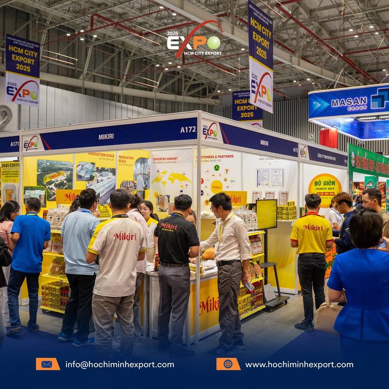 Visitors at an exhibitor booth, HCMC EXPORT