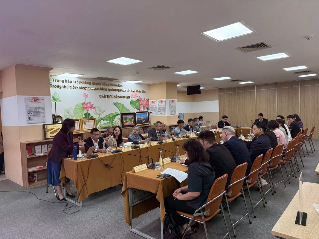 Meeting between the HCMC EXPORT 2026 organiser and consulates and trade offices